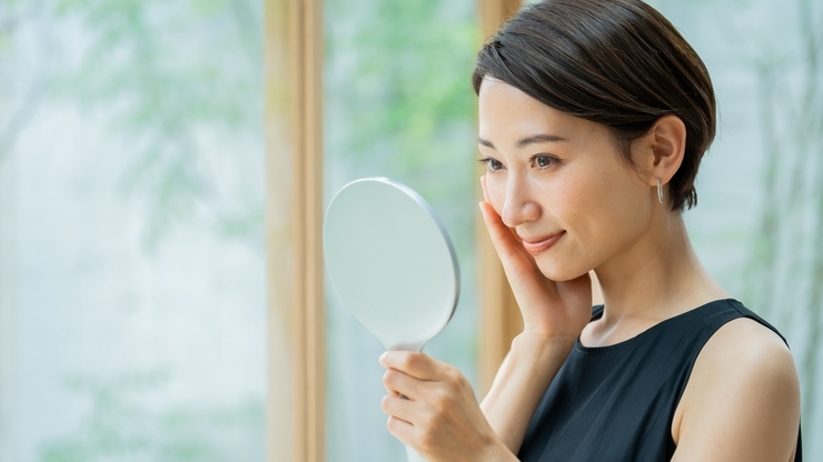鏡を見つめる女性