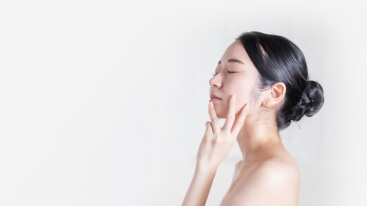 頬に手を添える女性